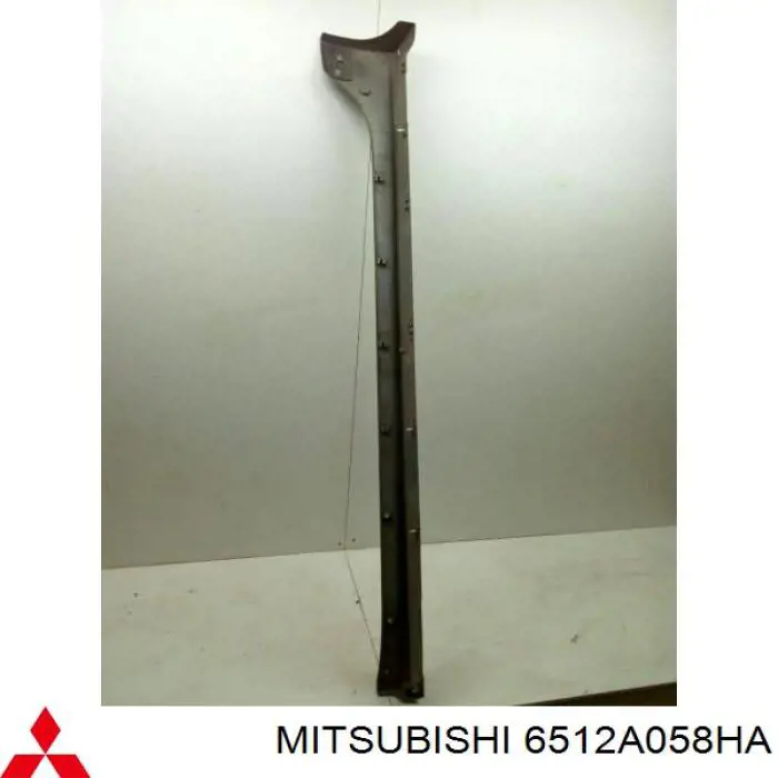 6512A486 Mitsubishi placa sobreposta (moldura externa direita de acesso)