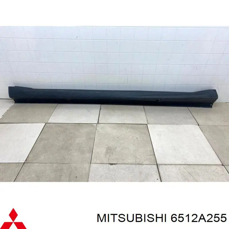 6512A255 Mitsubishi placa sobreposta (moldura externa esquerda de acesso)
