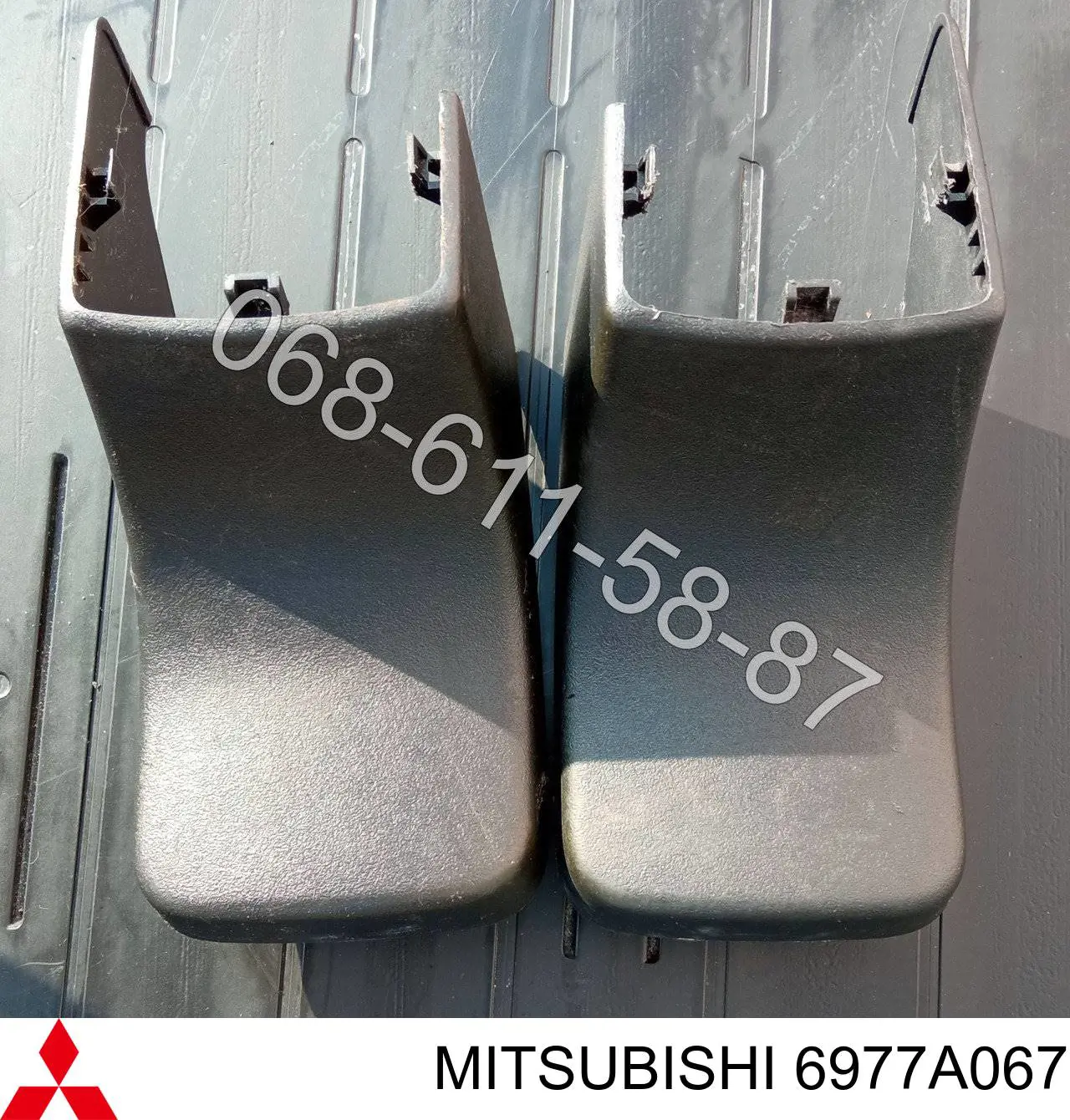 6977A067 Mitsubishi tampão de fixação de assento dianteiro
