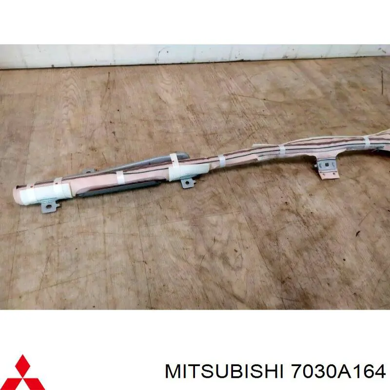 Шторка боковая правая Mitsubishi 7030A164 цена, от 118.64 USD