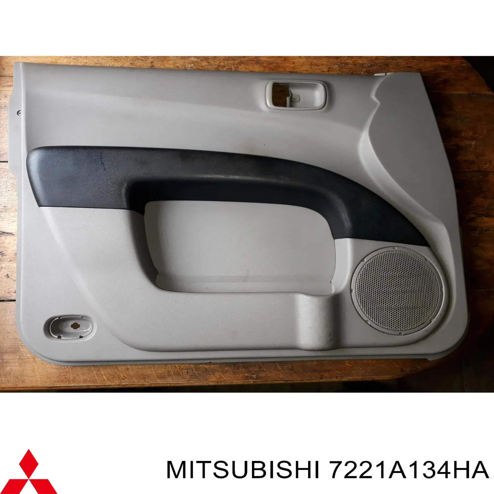 7221A134HA Mitsubishi revestimento (cobrimento interno da porta dianteira direita)