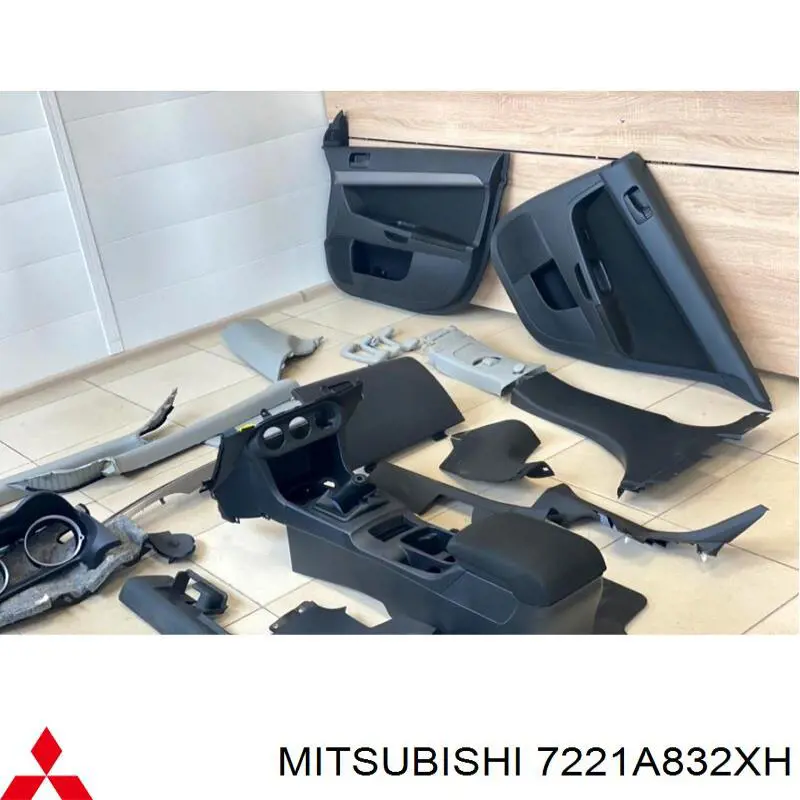 Обшивка передней двери правой Mitsubishi 7221A832XH цена, от 25.34 USD