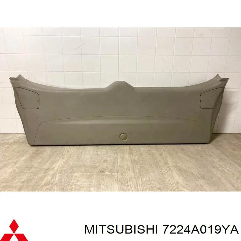 7224A019YA Mitsubishi revestimento (cobrimento de tampa de porta-malas (de 3ª/5ª porta traseira))