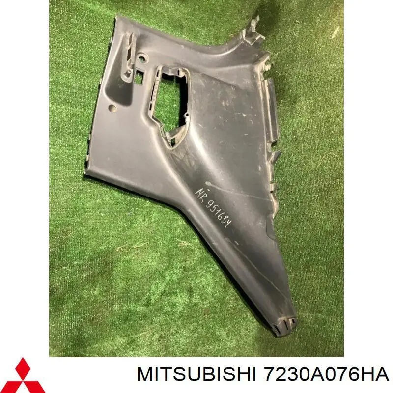 Купить MR606762 Mitsubishi Облицовка багажного отсека правая