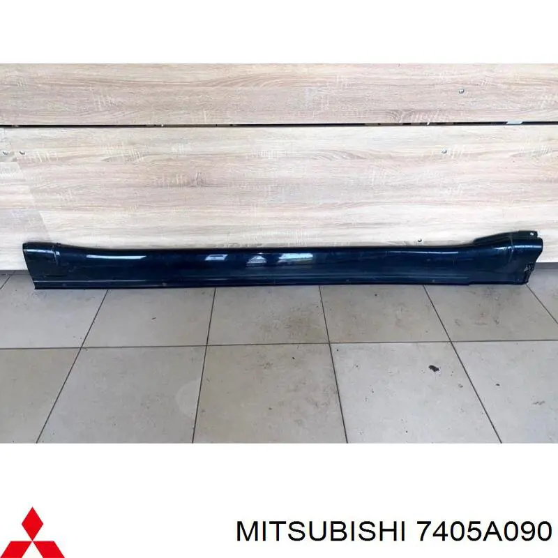 Накладка (молдинг) порога наружная правая на Mitsubishi Pajero IV LONG 