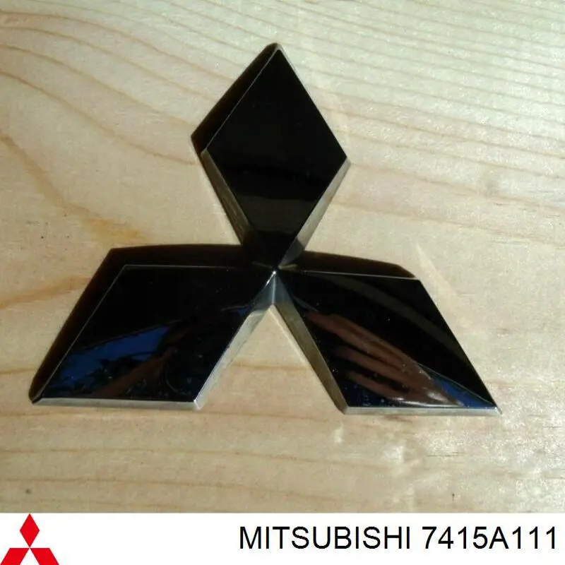 Эмблема крышки багажника (фирменный значок) Mitsubishi 7415A111