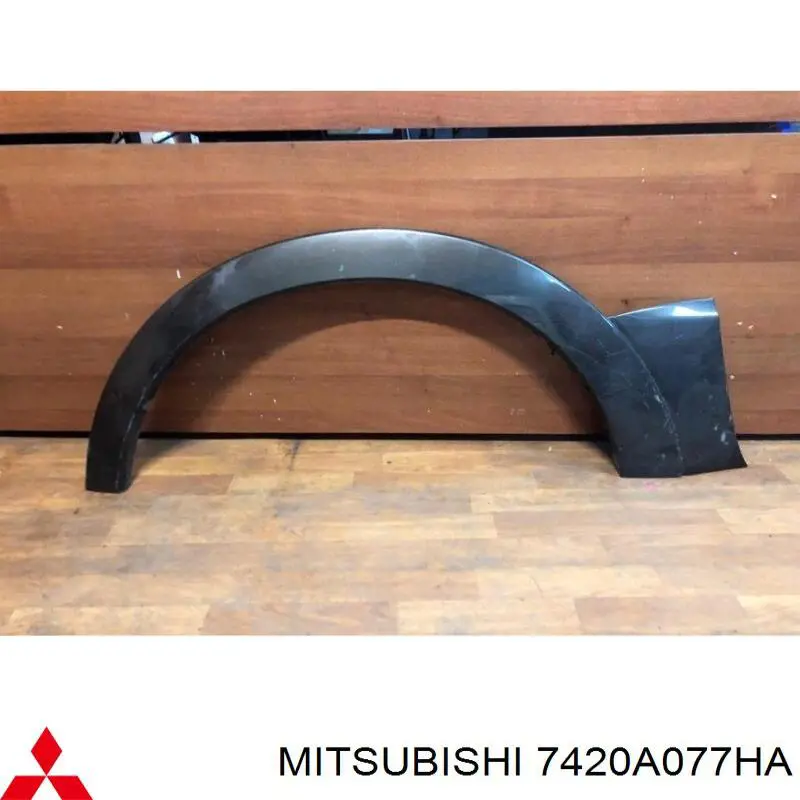 Expansor (placa sobreposta) de arco do pára-lama dianteiro esquerdo para Mitsubishi Pajero (V90)