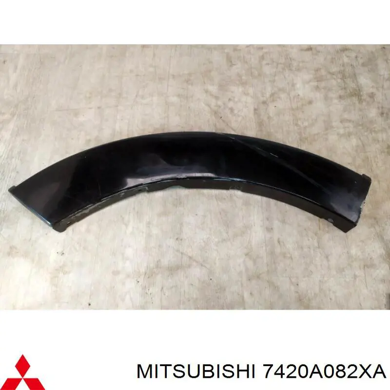 7420A082XA Mitsubishi expansor direito (placa sobreposta de arco do pára-lama traseiro)