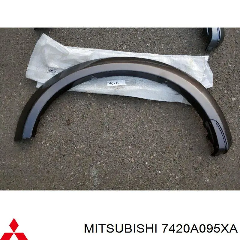 7420A095XA Mitsubishi expansor (placa sobreposta de arco do pára-lama dianteiro esquerdo)