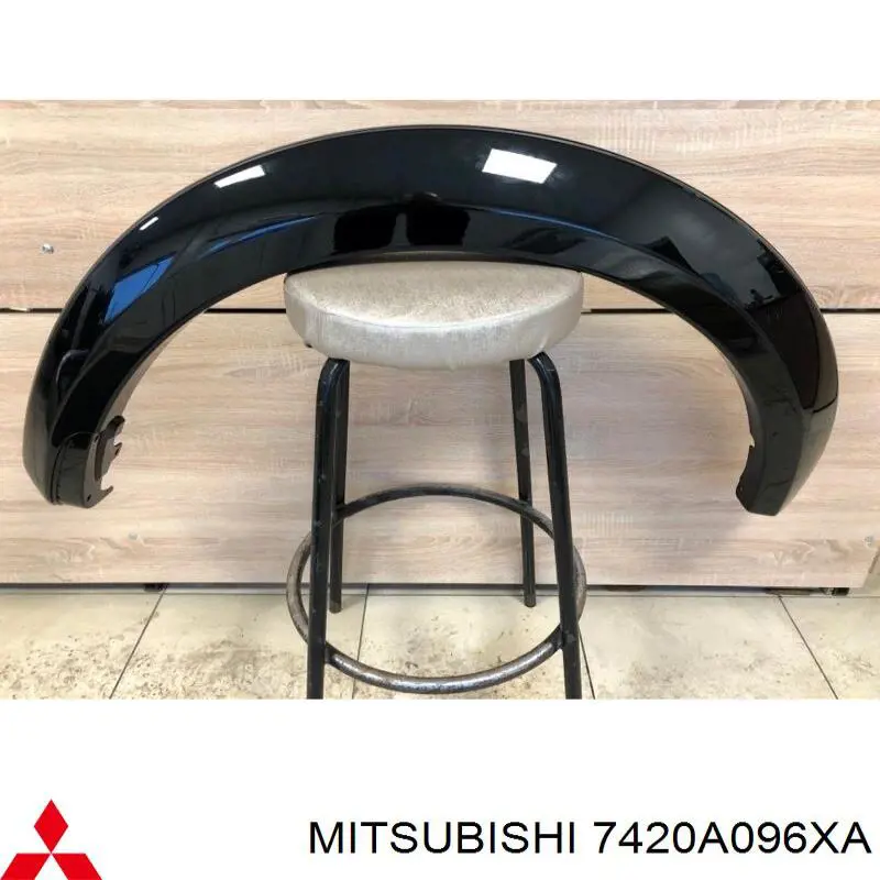 Expansor (placa sobreposta) de arco do pára-lama dianteiro direito para Mitsubishi Pajero (KH)