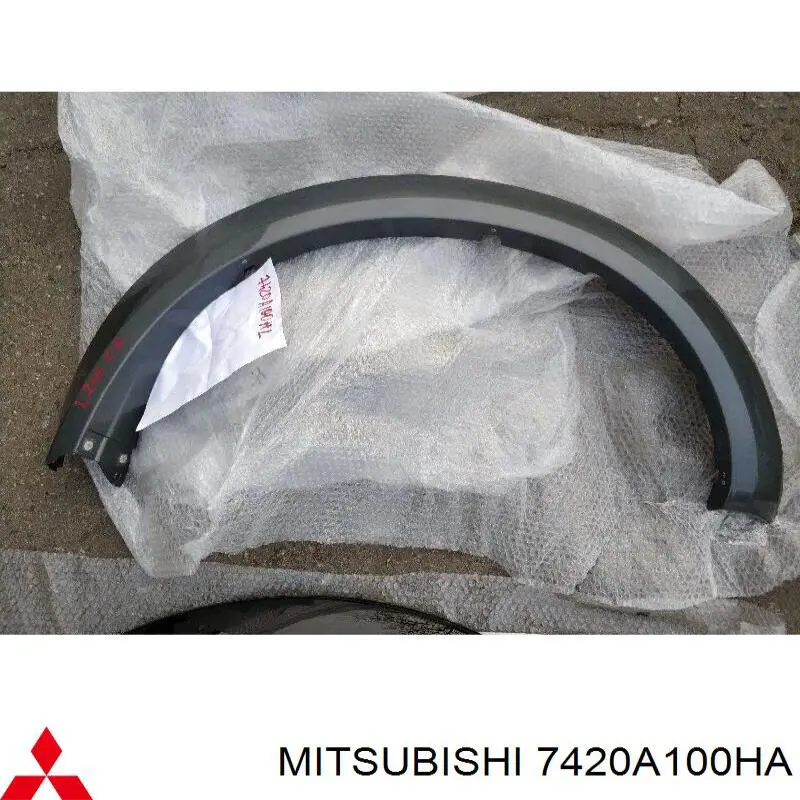 Расширитель (накладка) арки переднего крыла правый 7420A032HA Mitsubishi