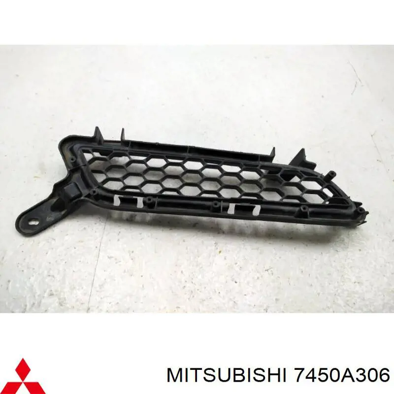 7450A306 Mitsubishi решетка радиатора правая