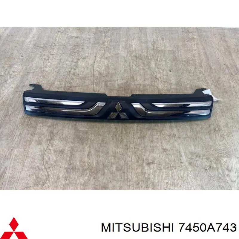 7450A743 Mitsubishi решетка радиатора