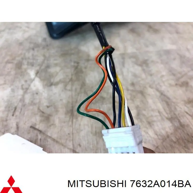 Накладка (крышка) зеркала заднего вида правая 7632A014BA Mitsubishi