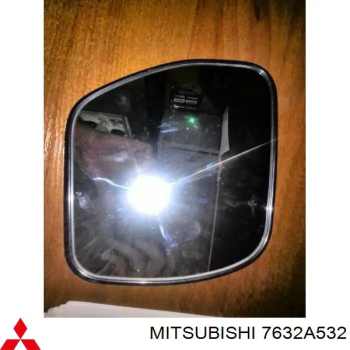 Зеркальный элемент зеркала заднего вида правого Mitsubishi 7632A532