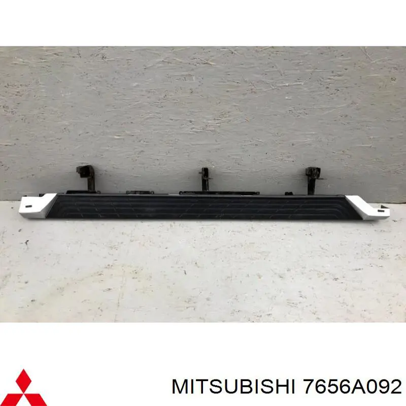 7656A092 Mitsubishi подножка правая