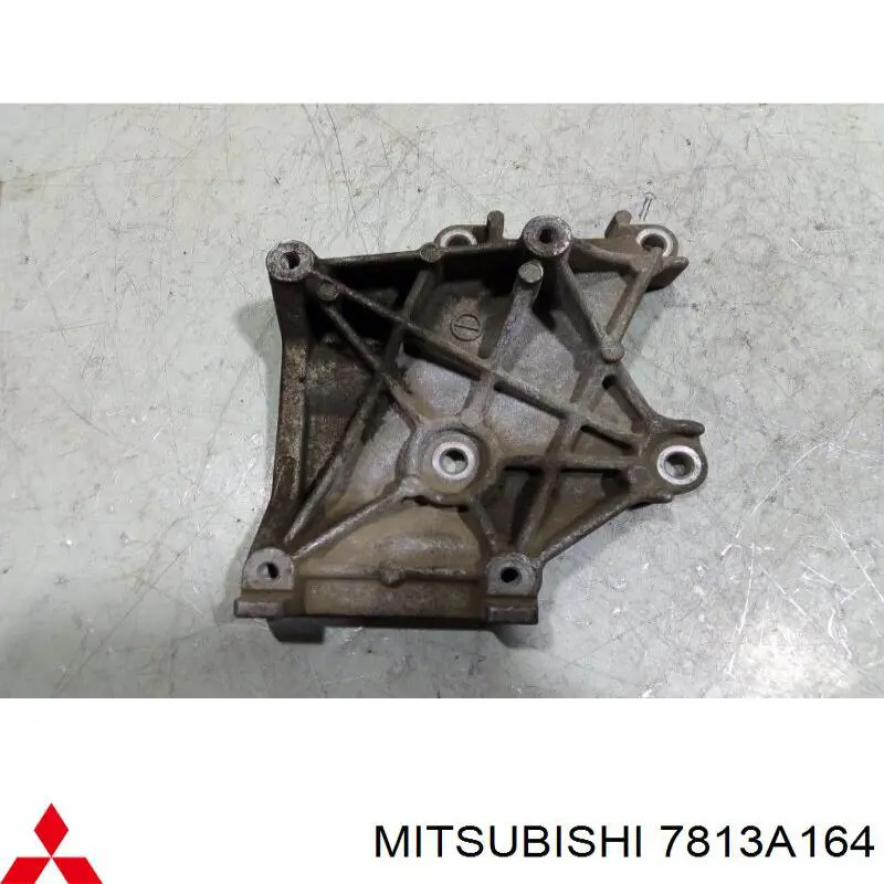 7813A164 Mitsubishi Кронштейн компрессора кондиционера