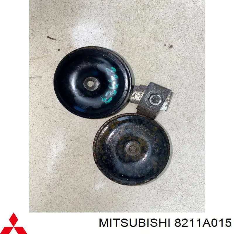 8211A015 Mitsubishi сигнал звуковой (клаксон)