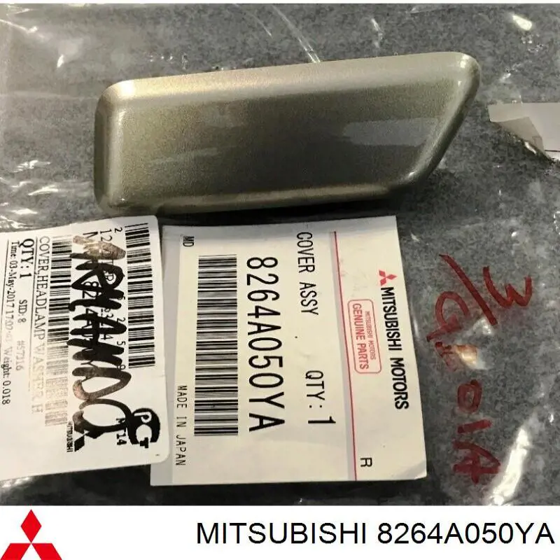 8264A050YA Mitsubishi накладка форсунки омывателя фары передней