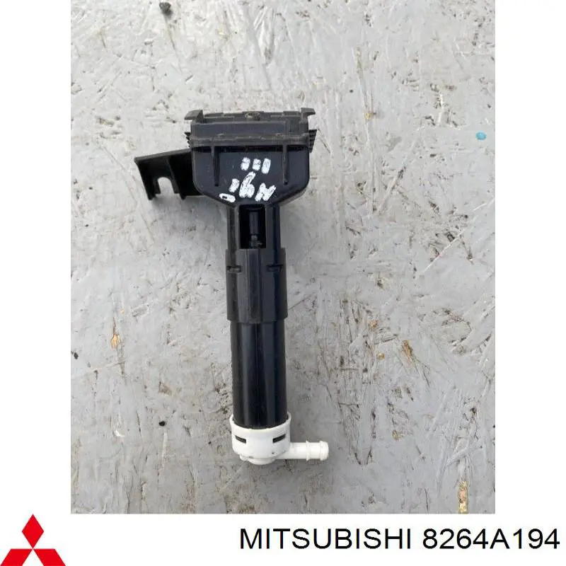 8264A194 Mitsubishi форсунка омывателя фары передней правой