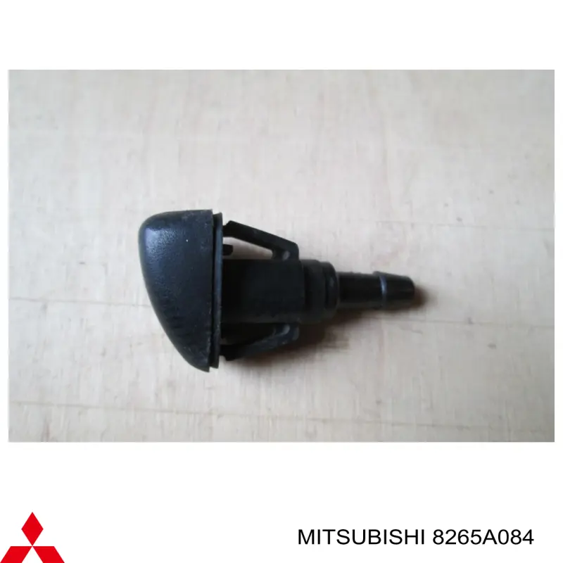 8265A084 Mitsubishi форсунка омывателя стекла лобового правая