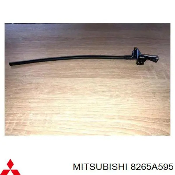 8265A595 Mitsubishi форсунка омывателя стекла лобового левая