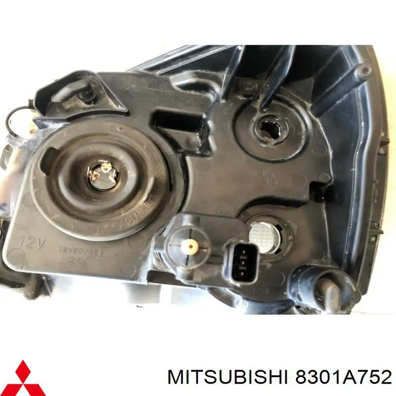 8301A752 Mitsubishi Фара передняя правая