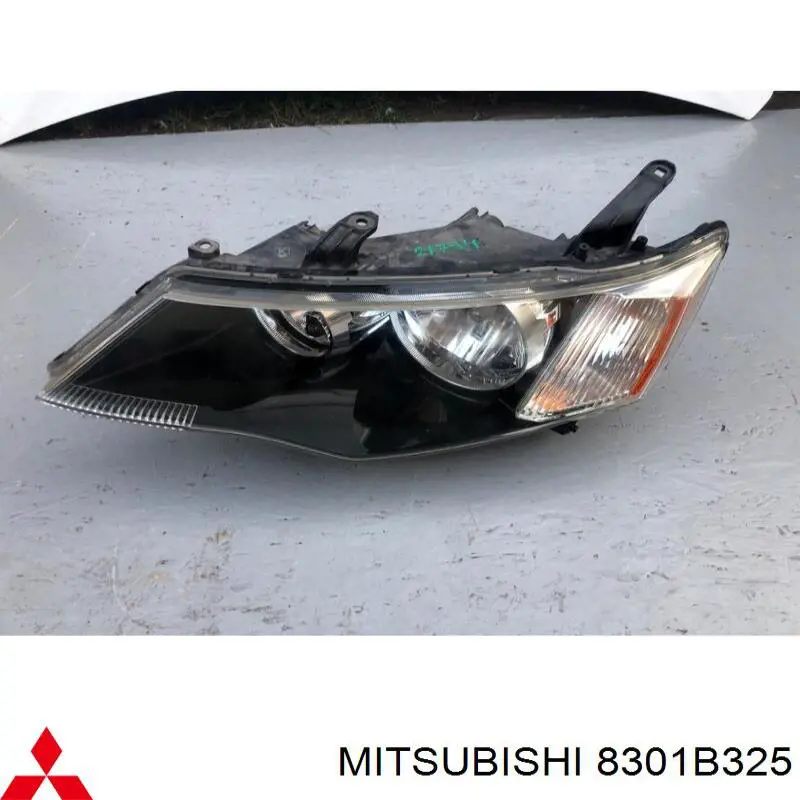 8301B325 Mitsubishi фара левая