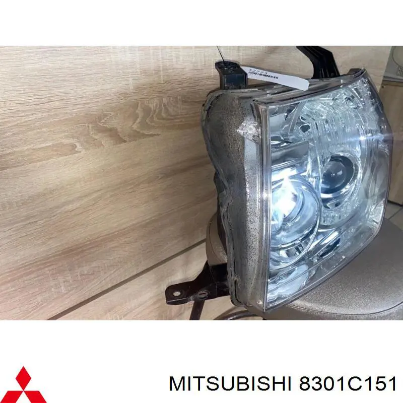 Левая фара 8301C151 Mitsubishi