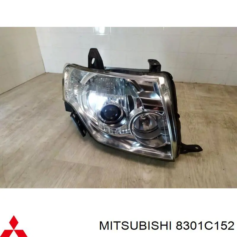 8301C152 Mitsubishi фара правая