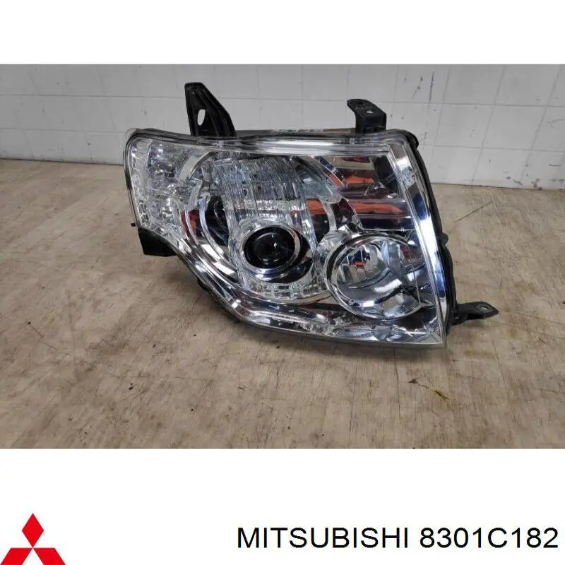 8301C182 Mitsubishi фара правая