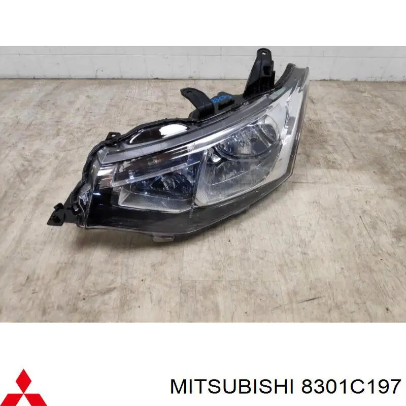 8301C197 Mitsubishi фара левая