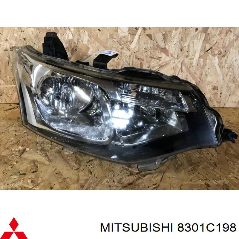 8301C198 Mitsubishi фара правая