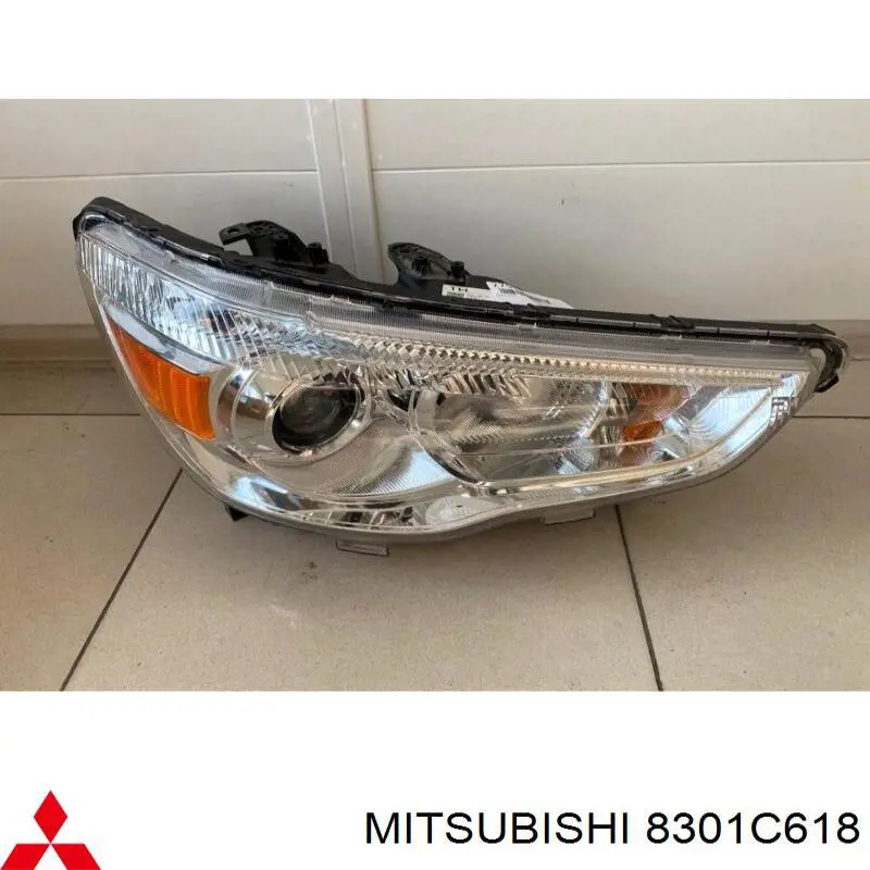 8301C618 Mitsubishi фара правая