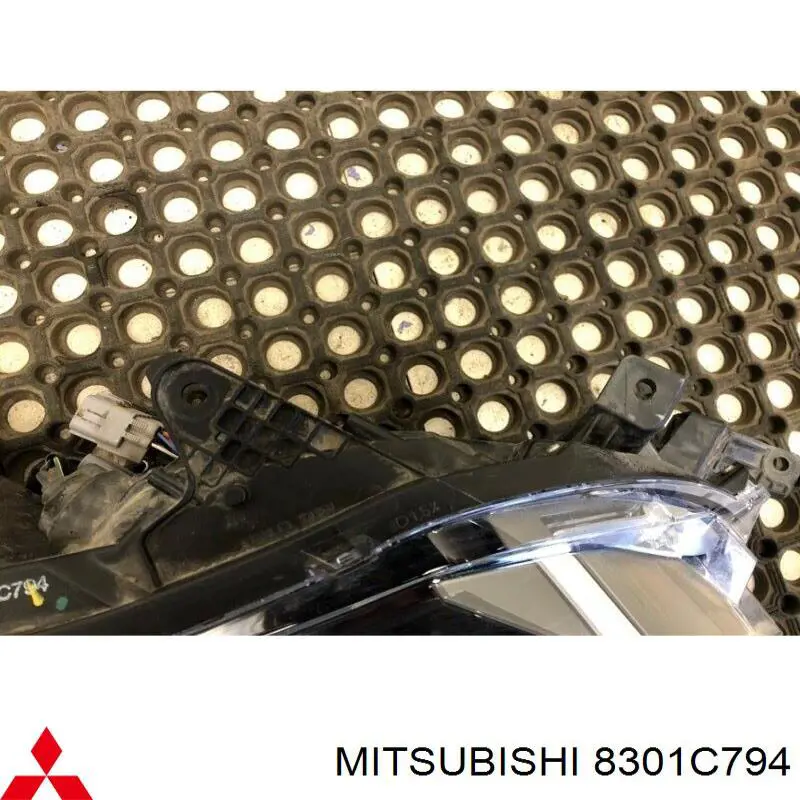 Правая фара 8301D666 Mitsubishi