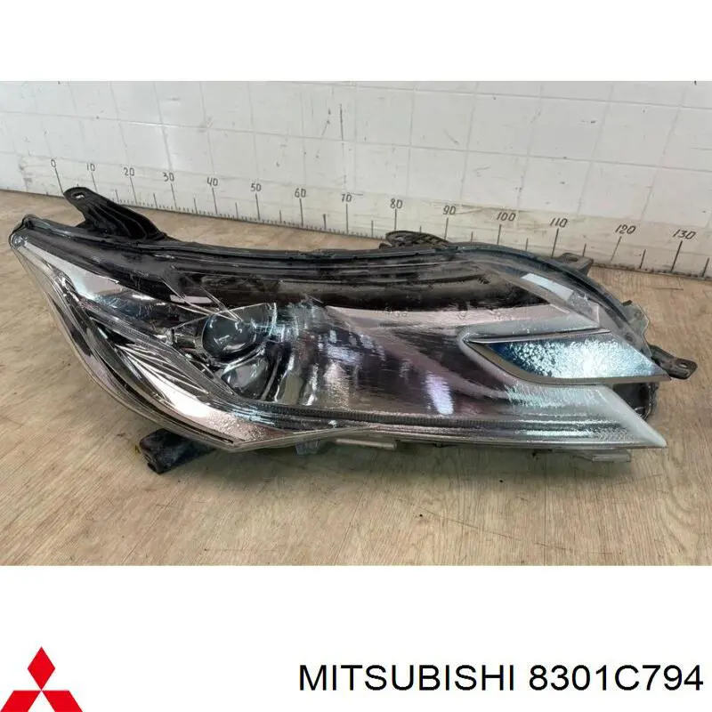 8301D666 Mitsubishi Фара передняя правая