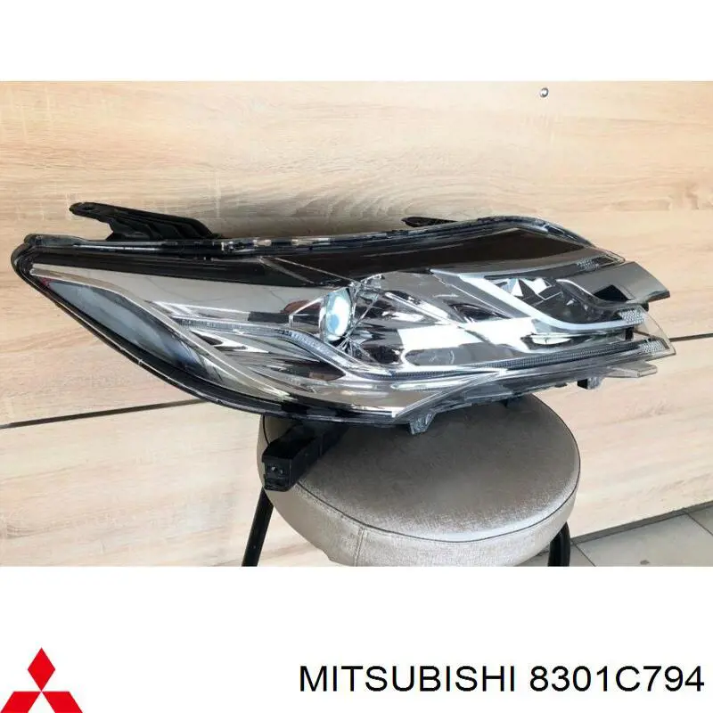8301D666 Mitsubishi Фара передняя правая