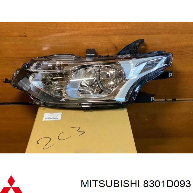 8301D093 Mitsubishi фара левая