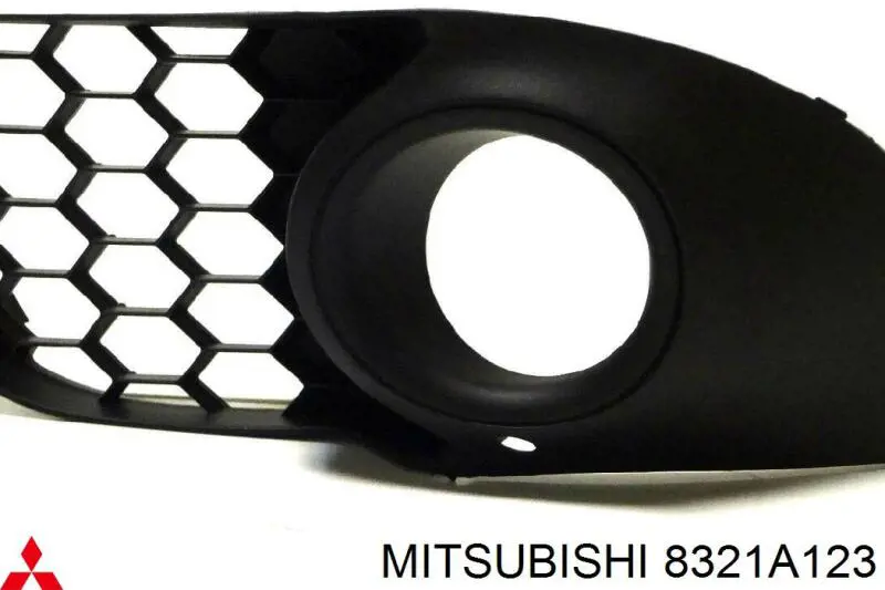 Заглушка (решетка) противотуманных фар бампера переднего левая Mitsubishi 8321A123
