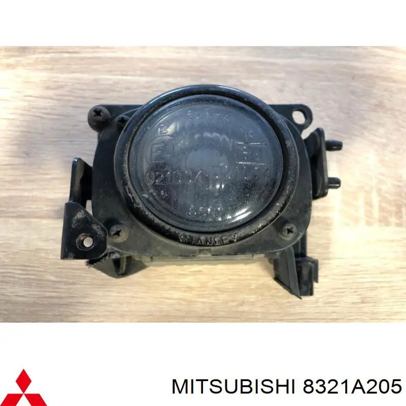 Фара противотуманная левая Mitsubishi 8321A205