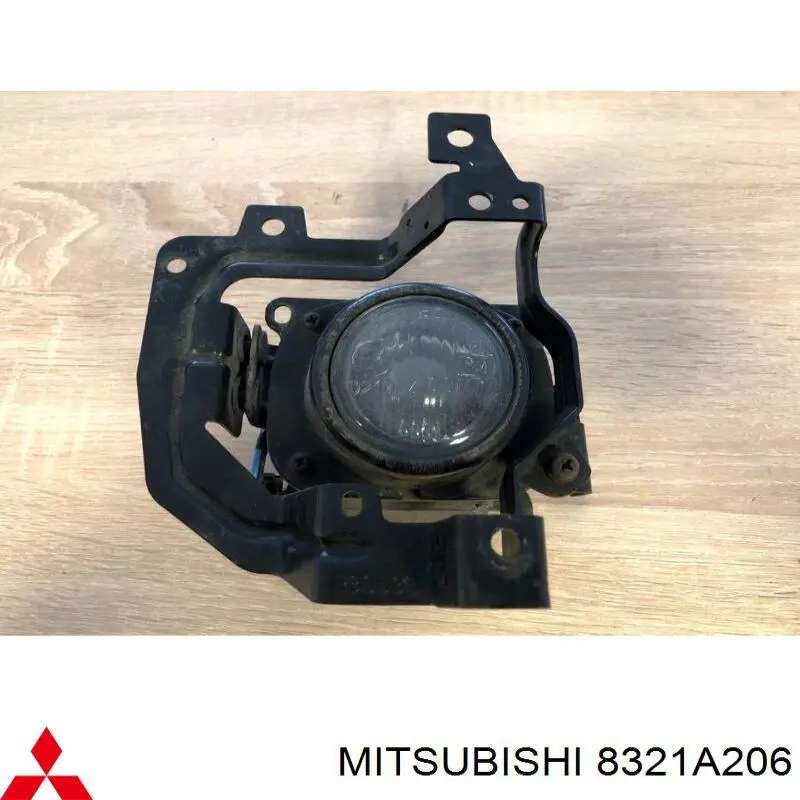 Фара противотуманная правая Mitsubishi 8321A206