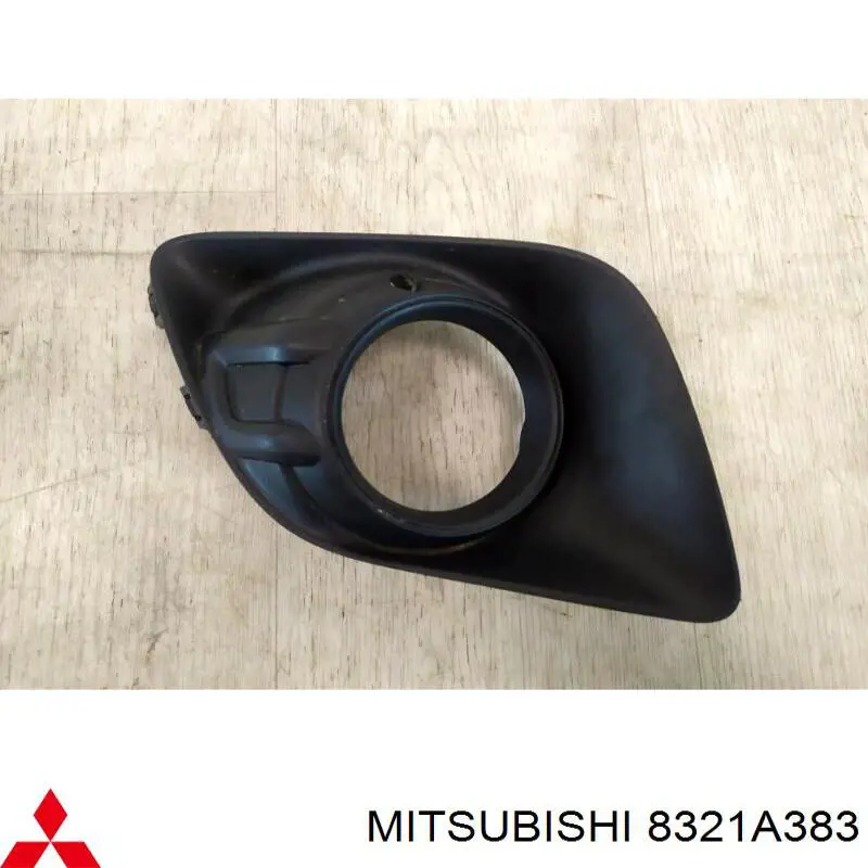 Ободок (окантовка) фары противотуманной левой 8321A383 Mitsubishi