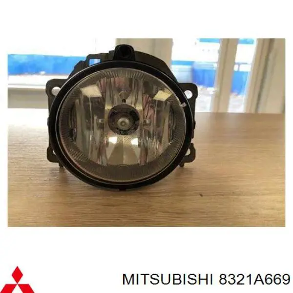 Фара противотуманная левая/правая Mitsubishi 8321A669