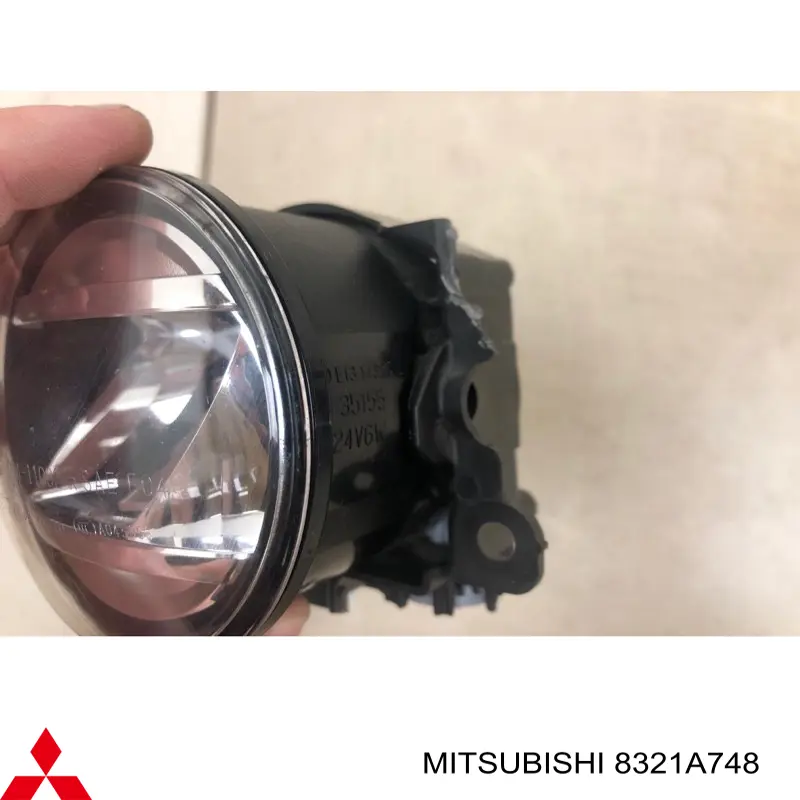 Фара противотуманная правая 8321A748 Mitsubishi