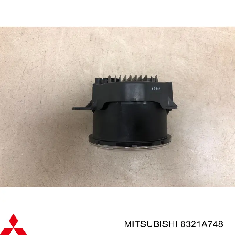 Правая противотуманная фара Mitsubishi 8321A748