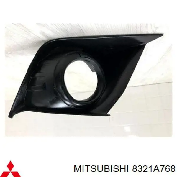 Заглушка (решетка) противотуманных фар бампера переднего правая Mitsubishi 8321A768