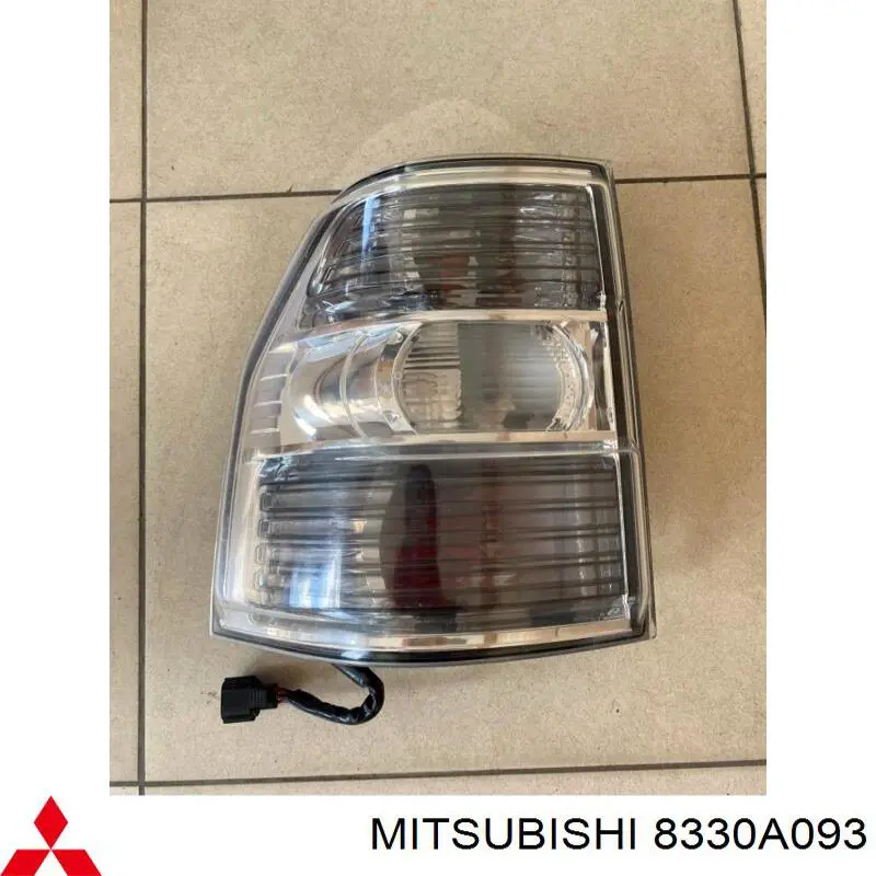 8330A295 Mitsubishi фонарь задний левый