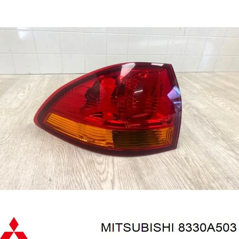 8330A503 Mitsubishi фонарь задний левый