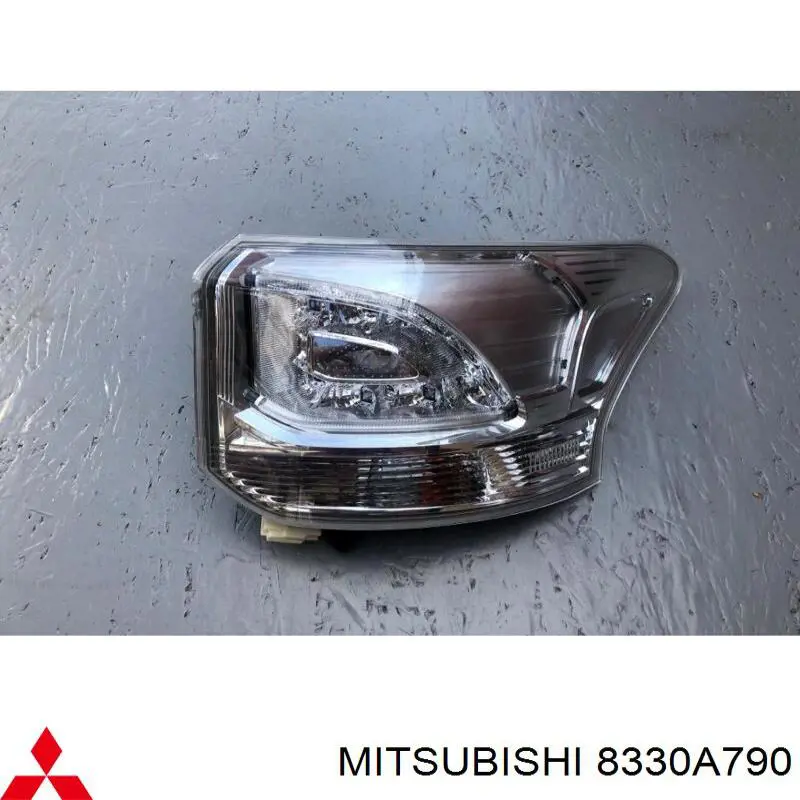 8330A790 Mitsubishi lanterna traseira direita