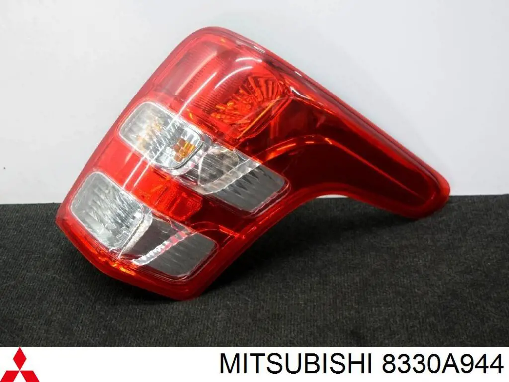 8330A944 Mitsubishi lanterna traseira direita